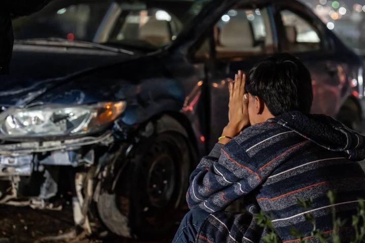 Estudiante de 19 años provoca choque sobre la Vía Rápida; un hombre por poco cae al canal