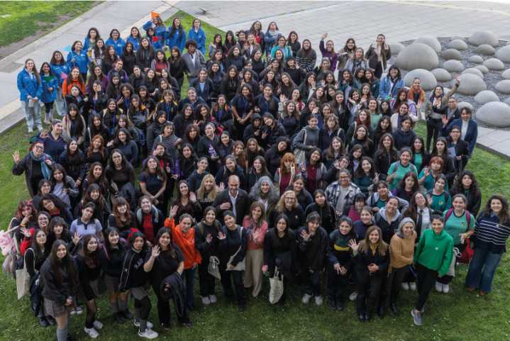 Más de 150 alumnas de Liceos Bicentenario visitan centros de investigación y laboratorios de la UC