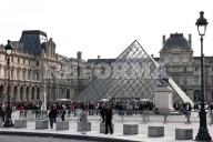 Reabre el Louvre tres días  después del robo de joyas