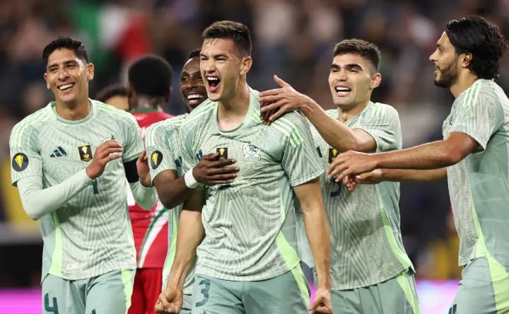 How many fans are attending Mexico vs Colombia at AT&T Stadium today, Oct. 11?