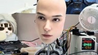 Una cabeza de robot con IA expresa emociones humanas realistas