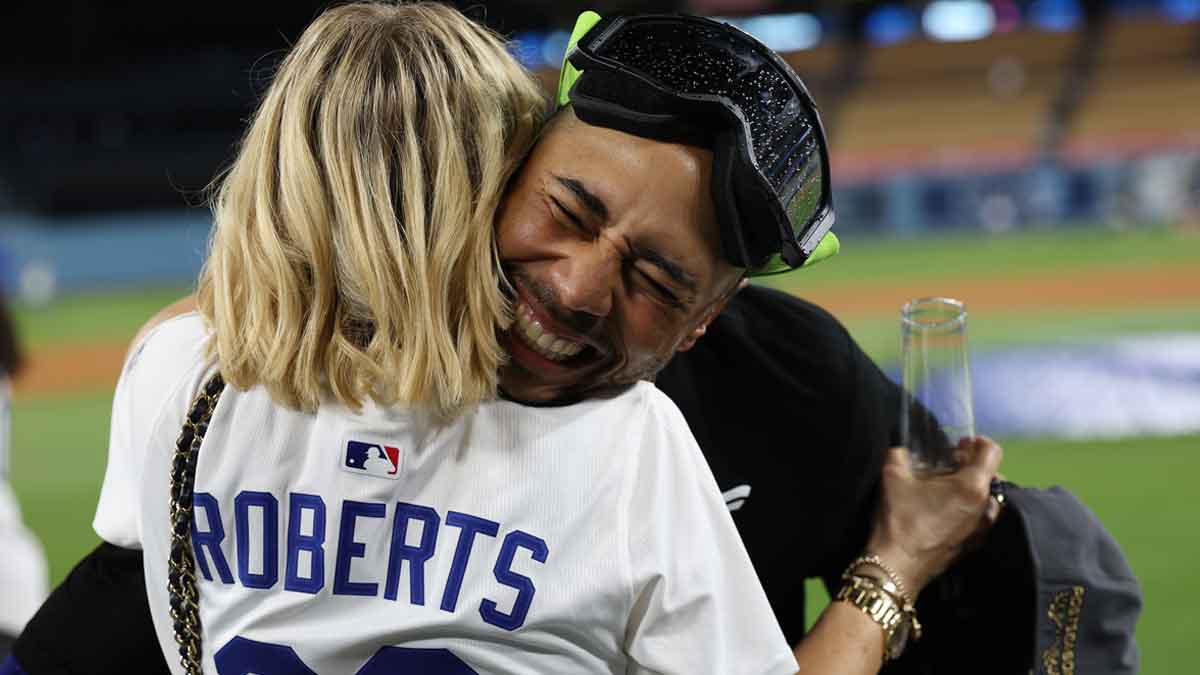 Dodgers fans erupt after Phillies error sends LA to NLCS