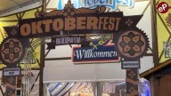 José Perinea (camarero de sala de la Oktoberfest): "Trabajar con gente que conoces ayuda a pasárselo sumamente bien"