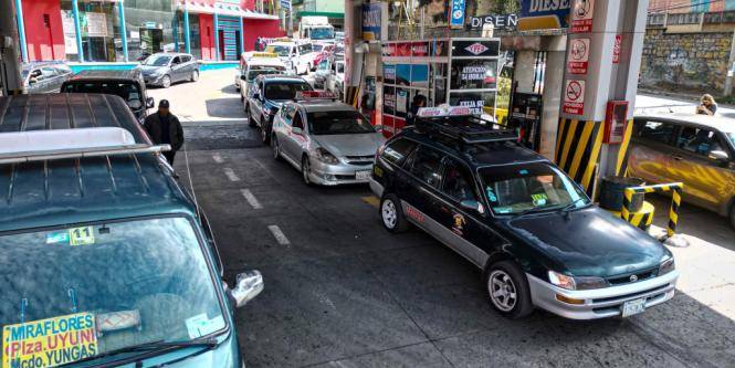 Una crisis de combustible marca la segunda vuelta presidencial en  Bolivia