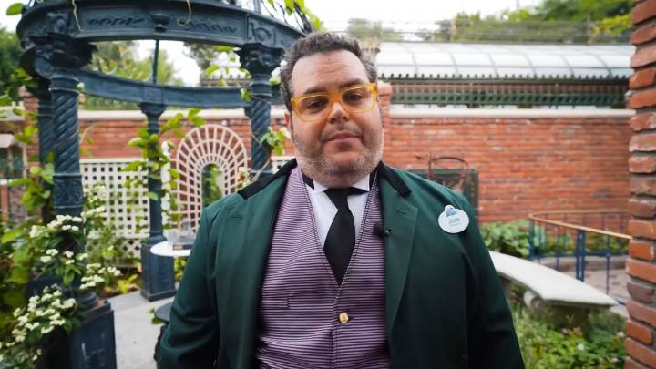 'I Like Cold Hugs': Josh Gad Launched The Spooky Season By Going To Work At Disneyland's Haunted Mansion, And The Results Are Hilarious