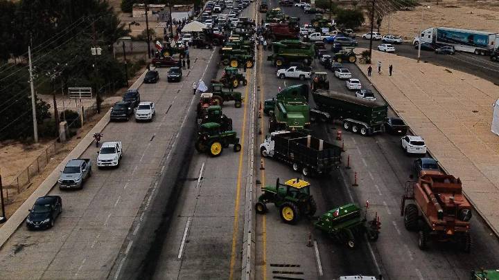 Agricultores bloquean la carretera Mexicali