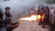 Grupo de 350 encapuchados doblega a la SSC durante marcha del 2 de Octubre