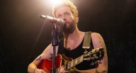 Axel, intérprete y compositor: “Un cantante debe tener una voz que toque el corazón” (Entrevista)