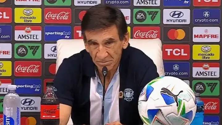 Al borde de las lágrimas: Gustavo Costas tuvo que abandonar conferencia por eliminación de Racing [VIDEO]