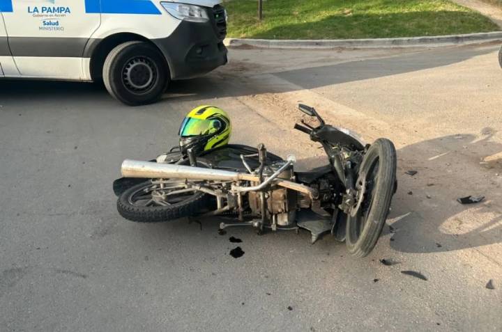 Un motociclista herido tras chocar con una camioneta