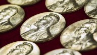 Otorgan el Premio Nobel de Economía a Mokyr, Aghion y Howitt por explicar el crecimiento impulsado por la innovación