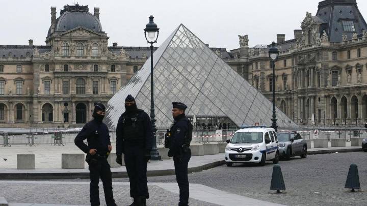 Ladrones del Louvre perdieron algo del botín en su huida: una corona y esmeraldas habrían sido recuperadas