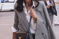 Cómo llevar unas Converse y unos pantalones de vestir, según una de las mujeres más elegantes (de Madrid)