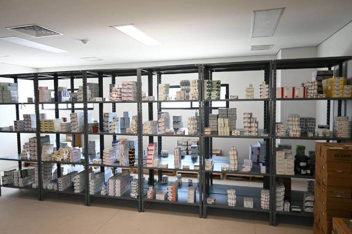 Pese a incumplimientos de farmacéuticas, abasto de medicamentos está por arriba del 90%: Sheinbaum