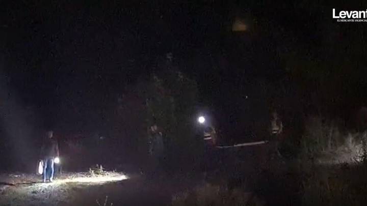Levantamiento del cadáver hallado calcinado en Oliva