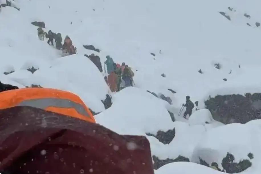 Tormenta de nieve atrapa a cerca de mil alpinistas en el Monte Everest