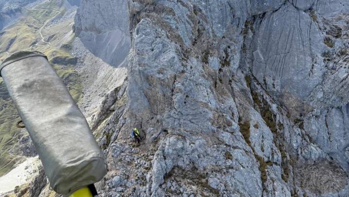 Un escalador cae 20 metros mientras realizaba una ascensión en los Picos de Europa