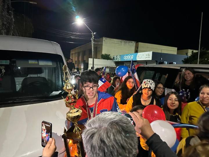 Multitud recibió en Parral a joven que triunfó en el Mundial de Karate