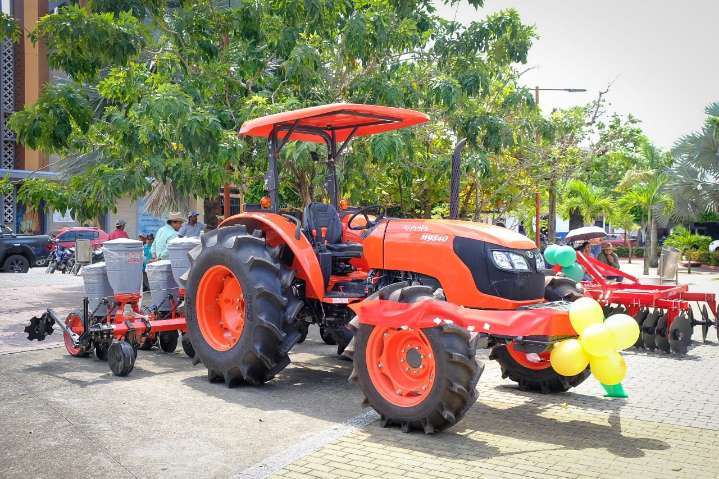 Gobernador Zorro entregó maquinaria agrícola en Trinidad