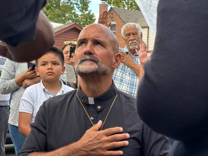 Priest begins immigration justice walk from pope's Dolton home