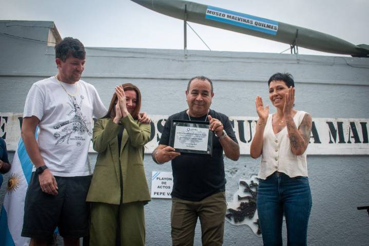Mayra Mendoza junto a los Veteranos de Malvinas en la inauguración del playón de actos "José Pepe Valdez"