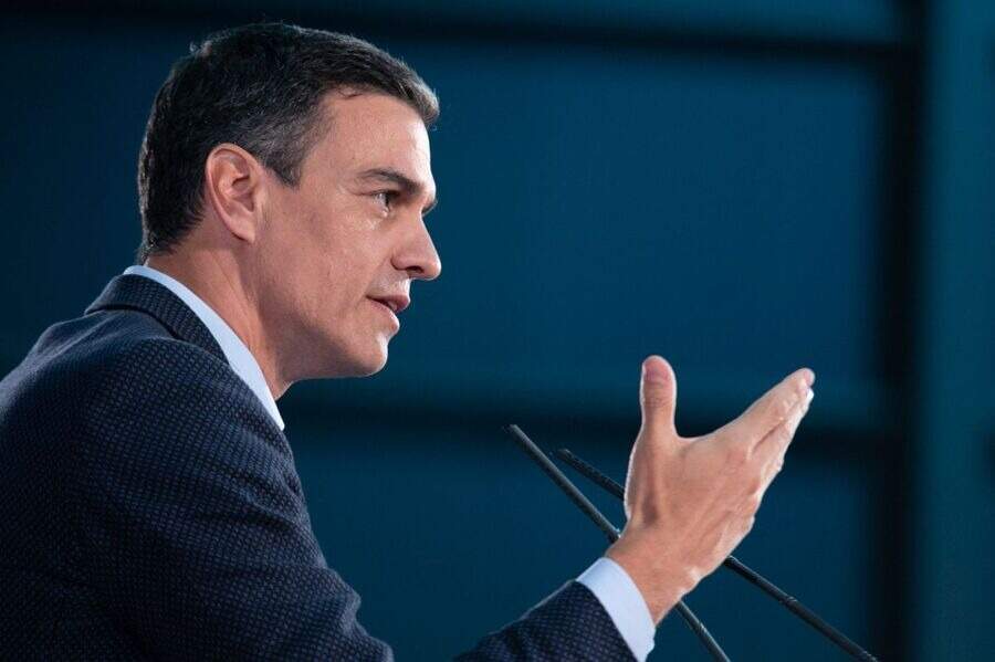 Sánchez es recibido con abucheos y pitos a su llegada al desfile del 12 de octubre