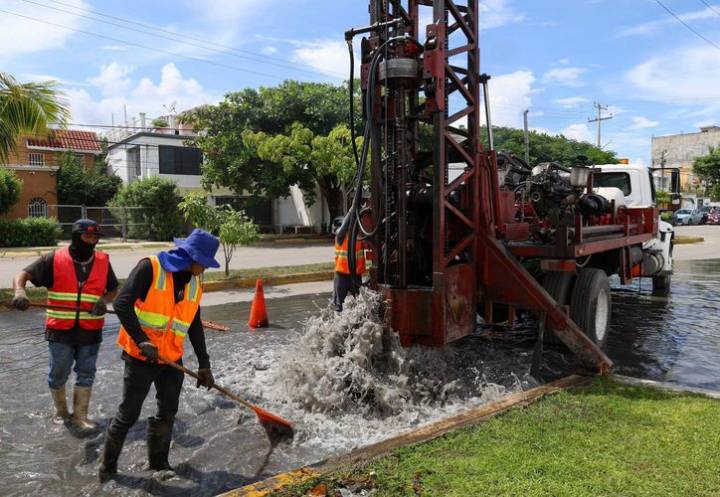 Supervisa Ana Paty Peralta desazolve en avenidas de Cancún