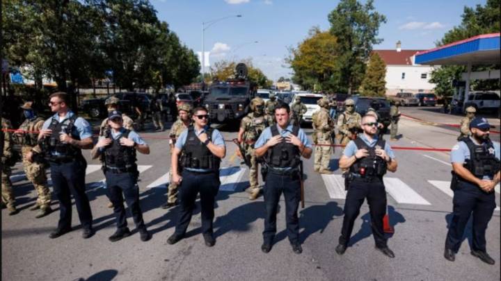 DHS dice que agentes en Chicago dispararon a conductora que “embistió el vehículo de las fuerzas del orden”