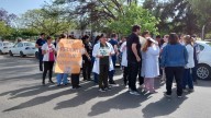 Los residentes siguen esperando cobrar y ahora protestaron frente al Vera Barros