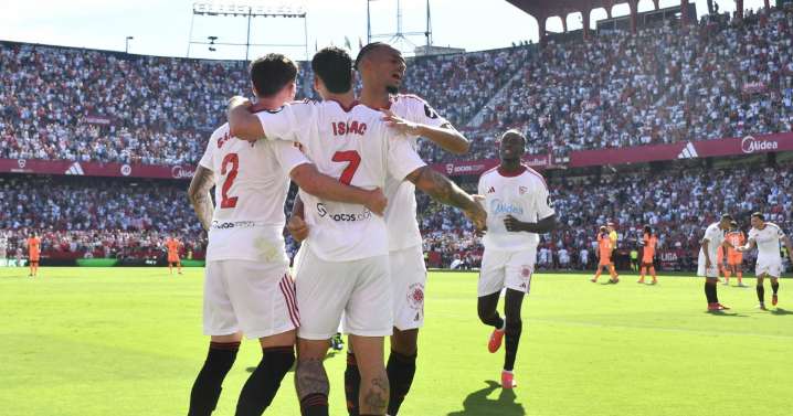 El Sevilla desnuda el plan Flick, golea al Barcelona y el Real Madrid se marcha líder al parón