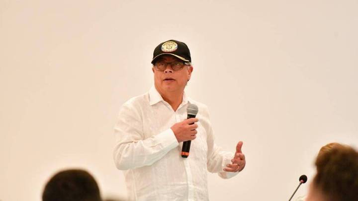 Presidente Petro dijo que Colombia recibió a hombre que estaba en narco submarino bombardeado por Estados Unidos