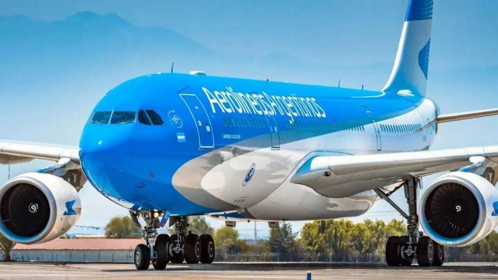 Aerolíneas Argentinas mantiene ocho aviones 737 en tierra tras el incidente en Aeroparque