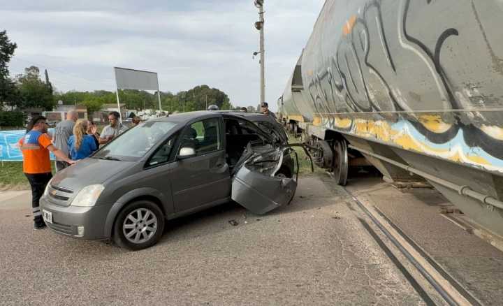 Un tren embistió a un auto en el paso a nivel de General Pico