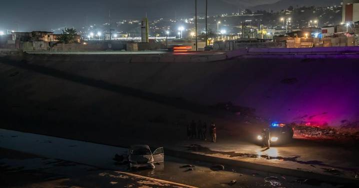 Auto se va a la canalización del Río Alamar