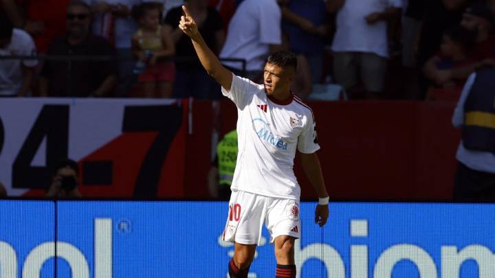 "El hambre no lo pierde" y "la grada se rindió a él": Prensa española y actuación de Alexis en goleada del Sevilla al Barcelona