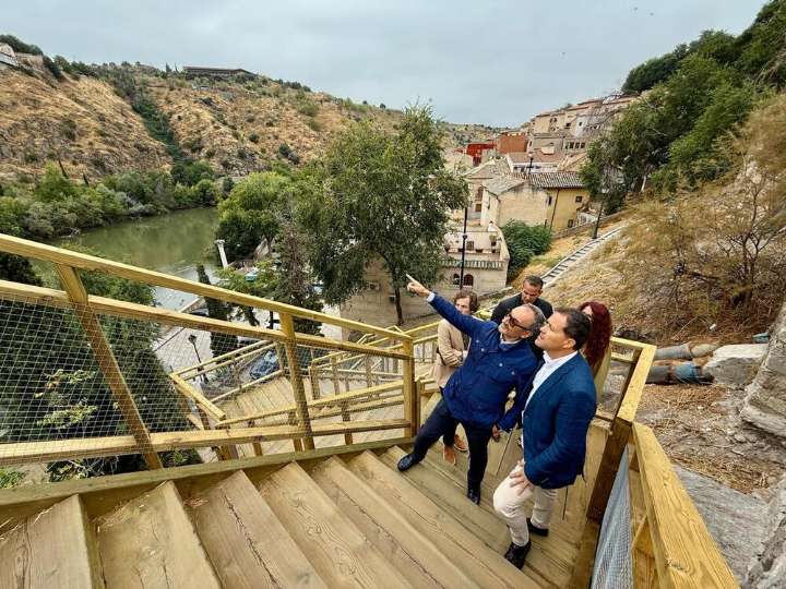 Una escalera da continuidad a la senda de Molinos de Daicán