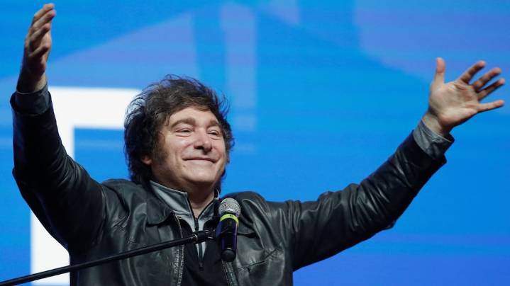 Milei regresa a la Argentina tras su reunión con Trump y encabeza caminatas y actos en la recta final de la campaña