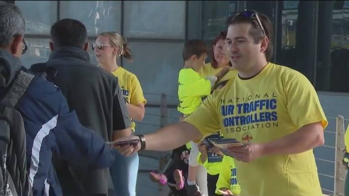 Chicago's air traffic controllers feel impact of government shutdown