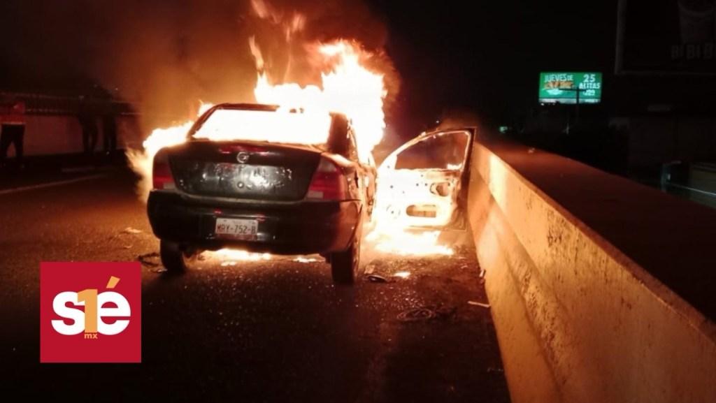Corsa se incendia en Paseo Tollocan; conductor de 72 años sale ileso