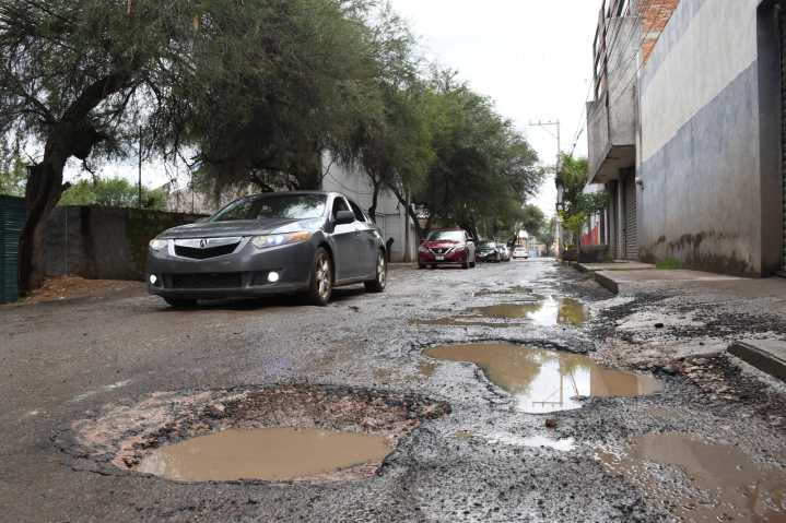 Suman más de 20 quejas por autos dañados en baches sin señalizar...
