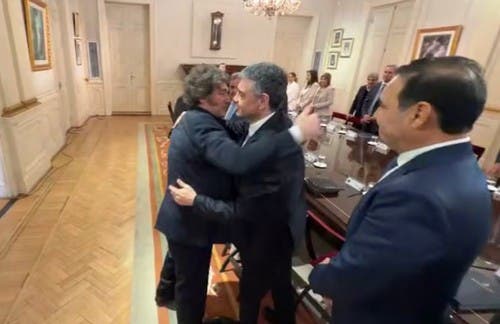 Del desplante al abrazo: el saludo entre Javier Milei y Jorge Macri en la cumbre de gobernadores