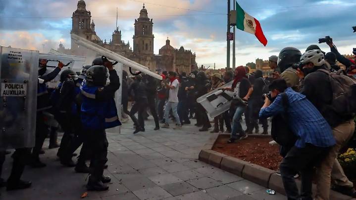 Clara Brugada visita a policías hospitalizados, tras marchas del 2 de octubre