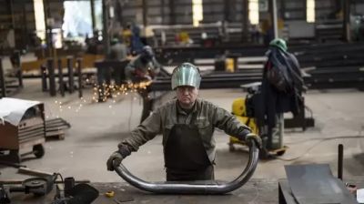 Salario "dinámico" y paritarias por empresa, ejes de la reforma laboral que impulsa Javier Milei