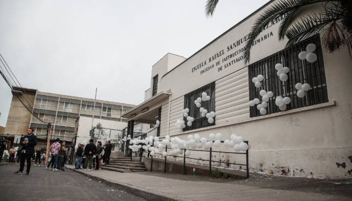 Consternación en Colegio Rafael Sanhueza Lizardi por fallecimiento de menor tras choque de furgón escolar por delincuentes en fuga