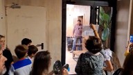 Protesta vecinal frente al hostal para menas de Parque de las Avenidas en Madrid: "¡Fuera, cierre total!"
