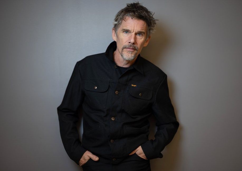 Ethan Hawke takes on life of a Broadway legend in 'Blue Moon'