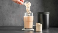 Detectan altos niveles de plomo y otros contaminantes en proteínas en polvo y suplementos en batidos