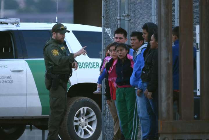 Juez impide a EEUU detener a menores no acompañados que cumplieron 18 años