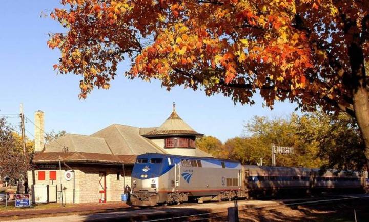 El viaje en tren que solo puedes hacer en otoño: 10 horas a través de un increíble túnel de hojas rojas y doradas en Estados Unidos
