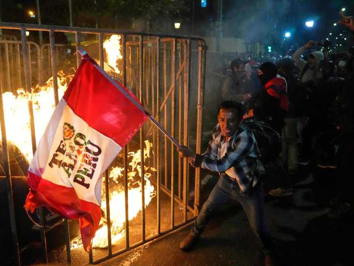El Gobierno de Perú impondrá el estado de emergencia en Lima tras las masivas y violentas protestas